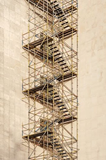 gray metal scaffolding