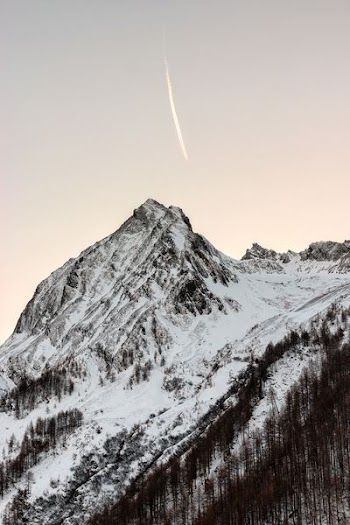 gray rock mountain cover with snow