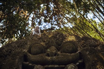 Gray Statue Screenshot