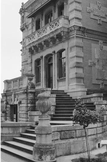 Grayscale Photo of a Building · Free Stock Photo