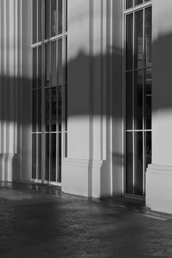 Grayscale Photo of a Building · Free Stock Photo
