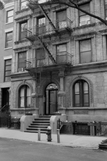 Grayscale Photo of a Building · Free Stock Photo