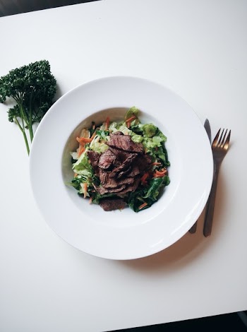 Green salad with beef steak cuts 