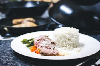Gren curry medium duck breast with vegetables and rice 