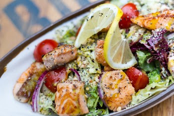 Grilled salmon cubes with vegetables 