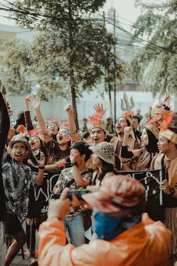 ground of people in brown traditional dresses