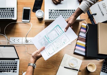 Group of people working on website template | Free stock psd mockup - 414367