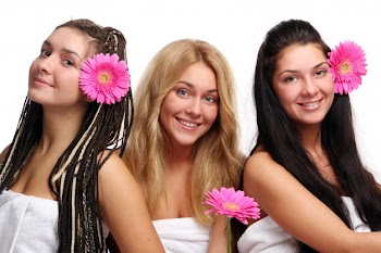 Group of three beautiful girls Free Photo