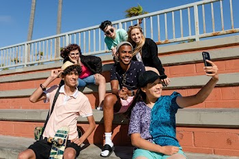 Group shot of best friends, summer in Venice… | Free stock photo | High Resolution image