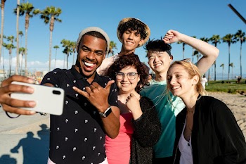 Group shot of best friends, summer in Venice… | Free stock photo | High Resolution image