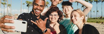 Group shot of best friends, summer in Venice… | Free stock photo | High Resolution image