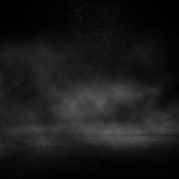 Grunge dark interior with smoky atmosphere Free Photo