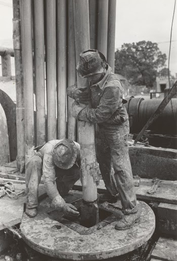 Guiding bit through rotary table, oil well, Kilgore, Texas.
1939, photographer Lee Russell