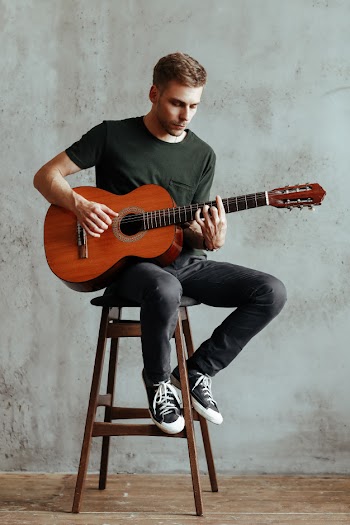 Guitarist man playing guitar at home Free Photo