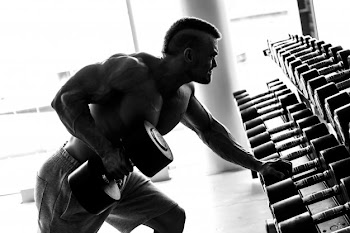 Gym. handsome man during workout Free Photo