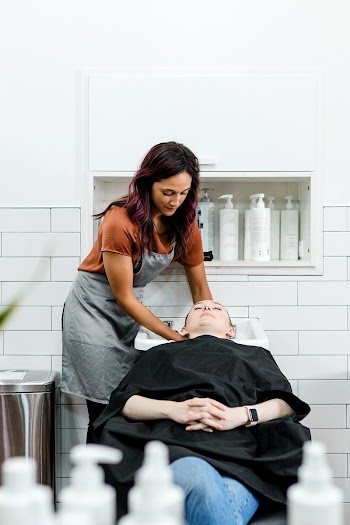Hair stylist rinsing hair of the customer | Free stock photo | High Resolution image