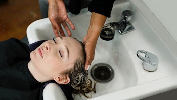Hair stylist rinsing hair of the customer | Free stock photo | High Resolution image