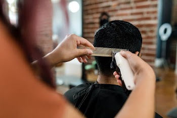 Hairdresser trimming hair of the customer at… | Free stock photo | High Resolution image