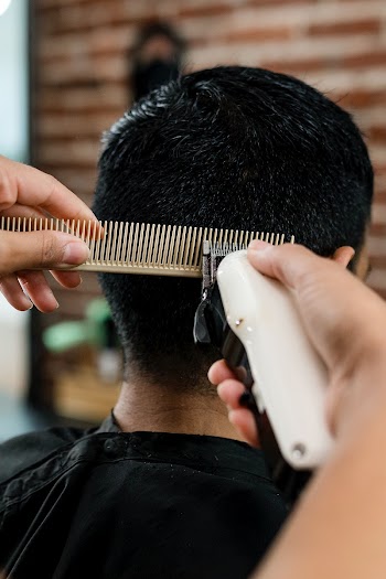 Hairdresser trimming hair of the customer at… | Free stock photo | High Resolution image