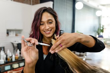 Hairdresser trimming the hair for the… | Free stock photo | High Resolution image