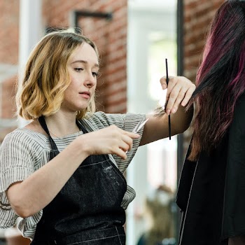 Hairdresser trimming the hair for the… | Free stock photo | High Resolution image