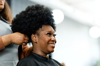 Hairstylist giving a finish touch for the… | Free stock photo | High Resolution image