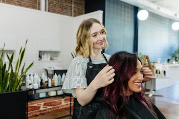Hairstylist giving a haircut to a customer at… | Free stock photo | High Resolution image