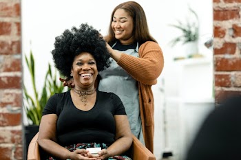 Hairstylist giving a haircut to a customer at… | Free stock photo | High Resolution image