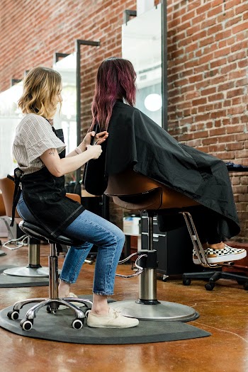 Hairstylist giving a haircut to a customer at… | Free stock photo | High Resolution image