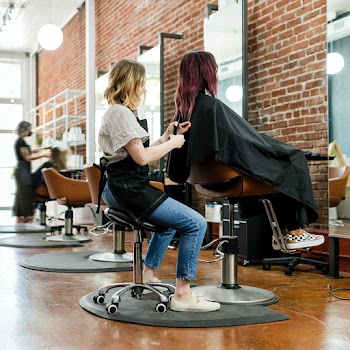 Hairstylist giving a haircut to a customer at… | Free stock photo | High Resolution image