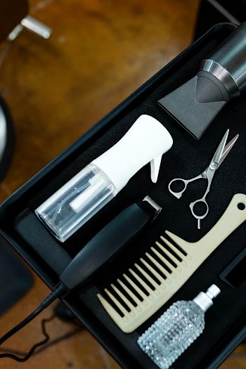 Hairstylist' professional hair kit | Free stock photo | High Resolution image