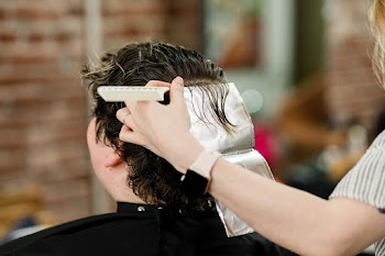 Hairstylist set the customer's hair in a perm | Free stock photo | High Resolution image