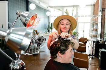 Hairstylist set the customer's hair in a perm | Free stock photo | High Resolution image