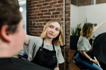 Hairstylist set the customer's hair in a perm | Free stock photo | High Resolution image