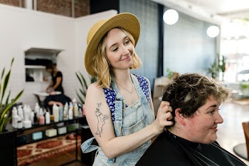 Hairstylist set the customer's hair in a perm | Free stock photo | High Resolution image