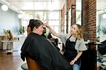 Hairstylist set the customer's hair in a perm | Free stock photo | High Resolution image