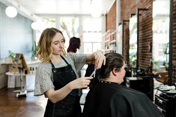Hairstylist set the customer's hair in a perm | Free stock photo | High Resolution image