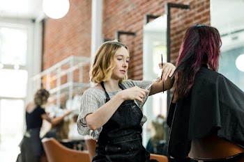 Hairstylist trimming hair of the customer in… | Free stock photo | High Resolution image