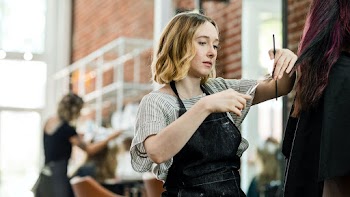 Hairstylist trimming hair of the customer in… | Free stock photo | High Resolution image