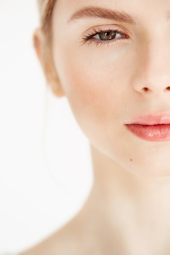 Half face portrait of young beautiful girl with clean fresh skin . beauty and health lifestyle. Free Photo