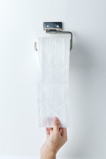 Hand getting toilet paper | Free  photo - 2296129