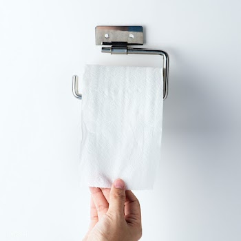 Hand getting toilet paper | Free  photo - 2313090