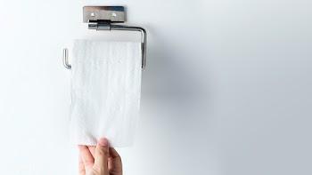 Hand getting toilet paper | Free  photo - 2313093