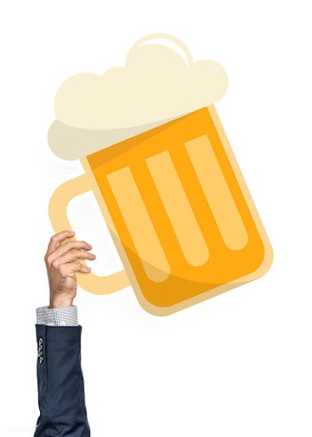 Hand holding a a draft beer | Free stock psd mockup - 536811