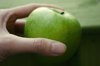 hand holding a green apple