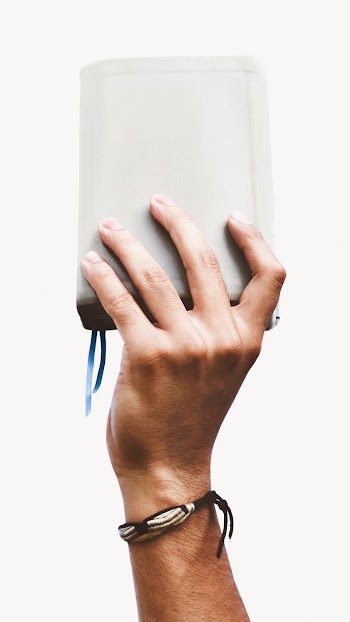 Hand holding books image | Free Photo - rawpixel