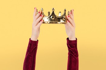 Hand holding crown ranking marketing concept | Free stock photo | High Resolution image
