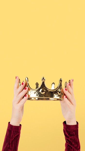 Hand holding crown ranking marketing concept | Free stock photo | High Resolution image