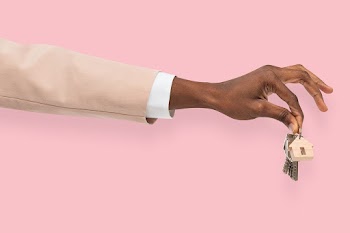 Hand holding key real estate agent | Free stock photo | High Resolution image
