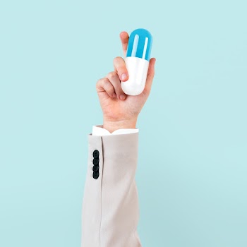 Hand holding medicine in health concept | Free stock photo | High Resolution image
